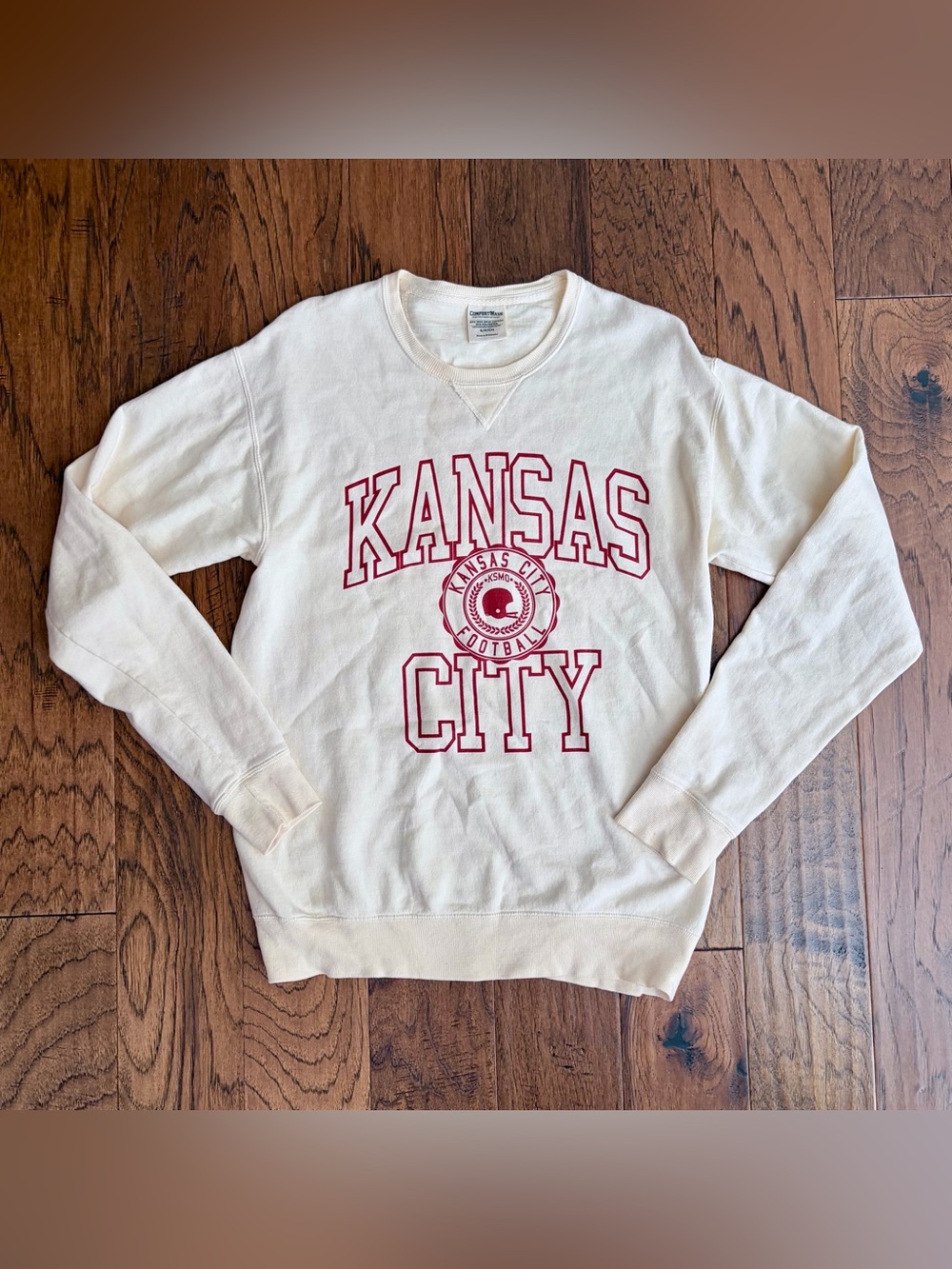 Women’s Cream Colored Kansas City Chiefs Football Crewneck Sweatshirt — Size S